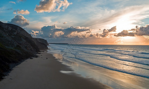 从葡萄牙ValeFigueiras海滩美丽日落的空中自然一种结石图片