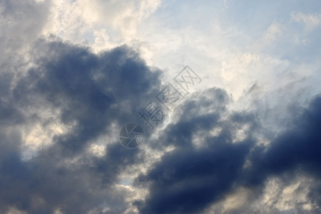 蓝天厚云和后面的太阳季节暴风雨天空图片
