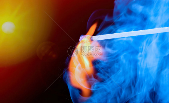 与黑色背景的蓝烟雾相匹配热的蓝色火图片
