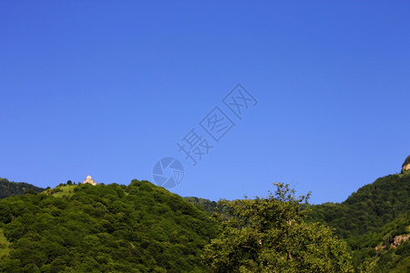 在山顶的修道院和蓝天图片