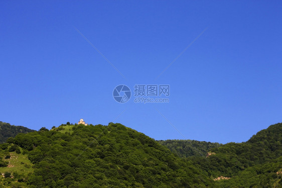 在山顶的修道院和蓝天图片