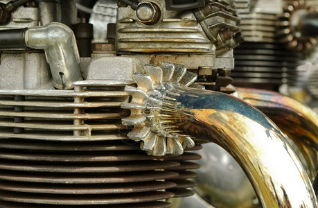 圆筒一种旧式摩托车发动机和排气的关闭车辆图片