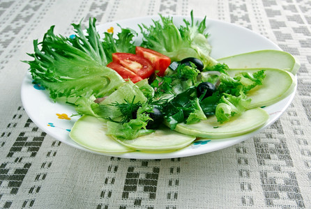 开胃菜一顿饭KabakSalatas地中海沙拉配西葫芦盘子图片