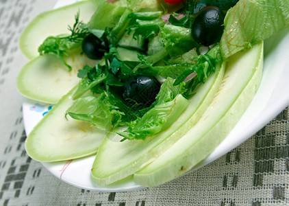 盘子美食KabakSalatas地中海沙拉配西葫芦橄榄图片