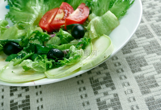 盘子蔬菜美食KabakSalatas地中海沙拉配西葫芦图片