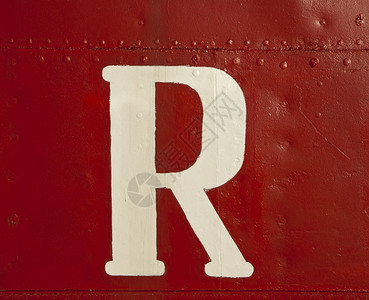 一艘大白信rsquoprrrrrrsquo船名的一部分周围是船上金属体一海浓厚的红色涂料铆钉细节经过背景图片