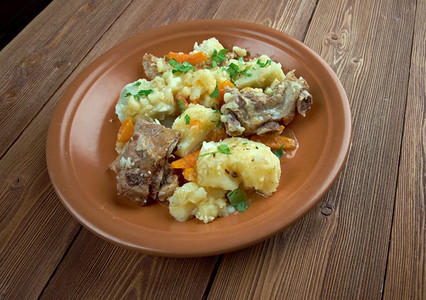 TatwsPumMunuud传统的威尔士炖菜用熏培根库存土豆和其他蔬菜制成热的熏肉图片
