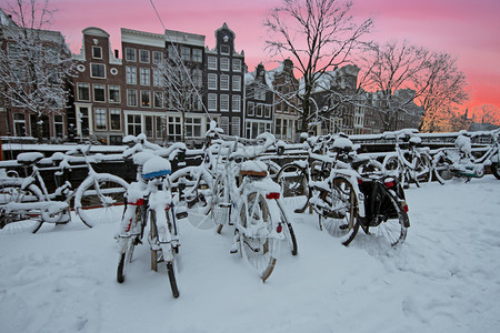 建筑学在荷兰阿姆斯特丹冬季日落雪首都图片