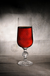 红酒杯优雅和深底的红葡萄酒用具图片