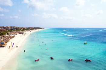 建造海洋从加勒比阿鲁巴岛的伊格尔海滩起飞的空中机海浪图片