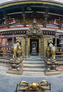 艺术传统佛教徒尼泊尔老寺庙大象铜雕塑和青图片