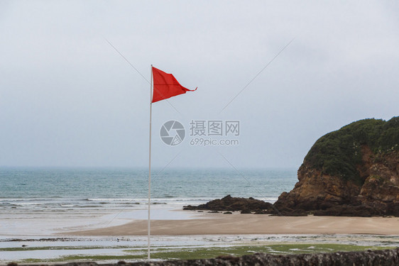 布列塔尼红色的禁止旗在杜瓦尔内尼斯的Ris海滩洗澡里斯图片