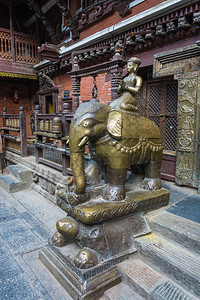 传统自然古老的尼泊尔佛教寺庙大象铜雕塑和青图片