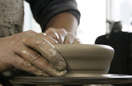 黏土男人工作中的陶之手浅景深细节图片
