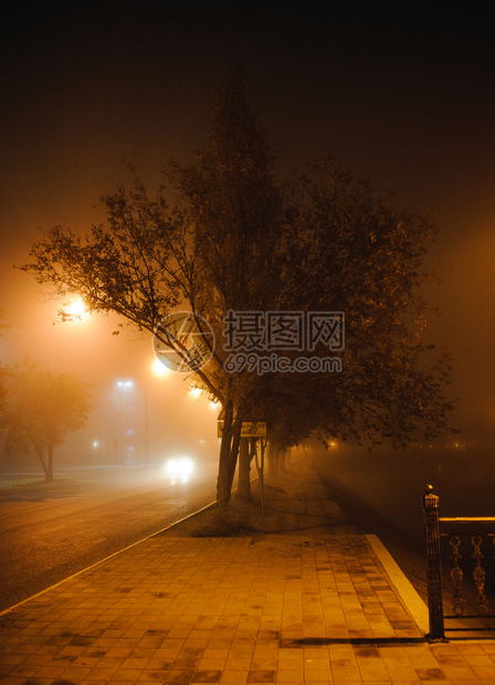 夜里在雾的深城市风景中在照片的雾横跨城市河桥晚上景观黑暗的图片