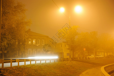 码头黑色的夜里在雾深城市风景中在照片的雾横跨城市河桥镇图片