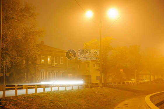 码头黑色的夜里在雾深城市风景中在照片的雾横跨城市河桥镇图片