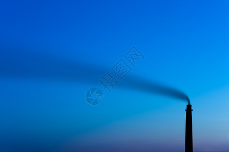 天空烟囱热高的熏钟盘雾进入夜空复制间图片