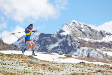 山间跑步健身的年轻男性图片