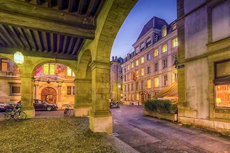 夜间旧城街和拱门瑞士日内瓦人类发展报告建造经过街道图片