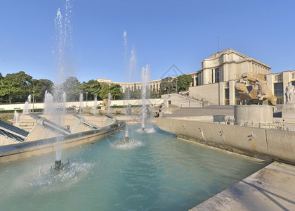 在Trocadero花园的喷泉中法国巴黎有加里罗特茶叶的帕莱斯夏天景观地标图片