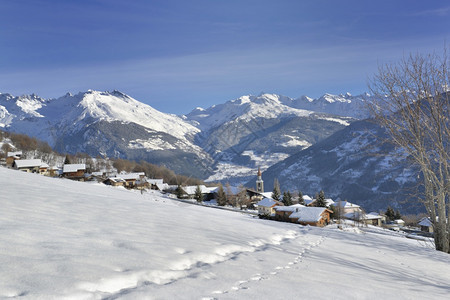 雪山上的小村落图片