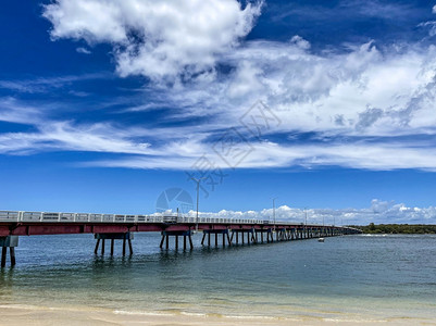 云水路1963年以来在澳大利亚昆士兰将该岛与大陆连接起来的长831米布里比岛大桥景象多云的图片