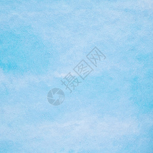 白色纸面背景的蓝水彩画图纸设计艺术抽象蓝水彩画有质感的弄脏形象背景图片