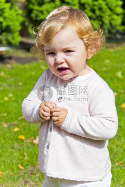 女孩童年长着卷发金的可爱女婴儿图片