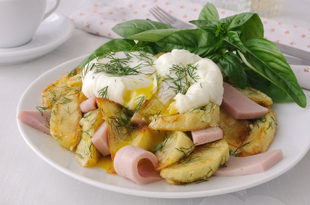 美味的鸡蛋甜点炸土豆和早餐培根盘子本尼迪克特油炸图片