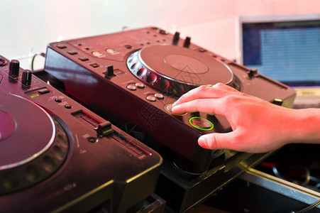 音乐抓挠DJ手握着转盘的按钮骑师图片