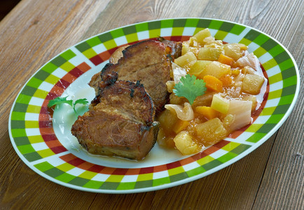 萝卜猪肉加香肠炖菜芬兰美食恰当的图片