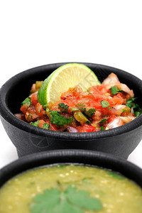 辣椒胡酸橙墨西哥的辣自制沙拉碗加满了新鲜石灰包括番茄和萨尔海藻图片