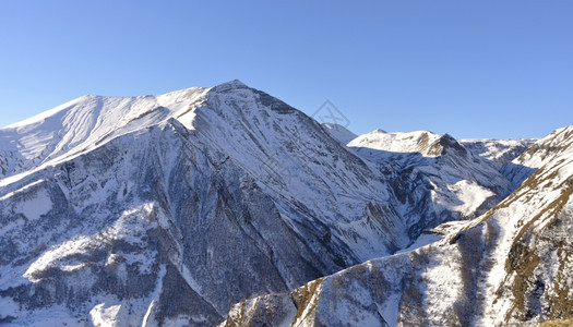 被雪覆盖的山间图片