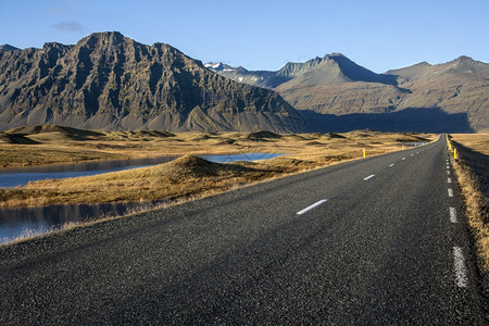 冰岛美丽的山间公路图片