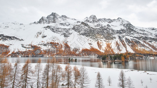 冰雪覆盖的山峰背景图片