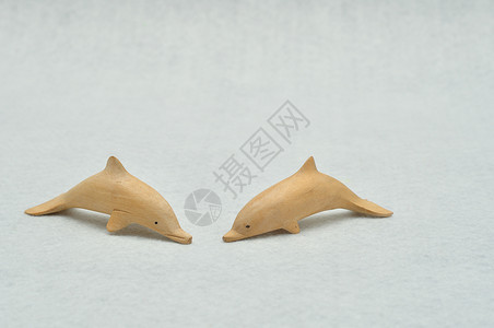 两只海豚木雕图片
