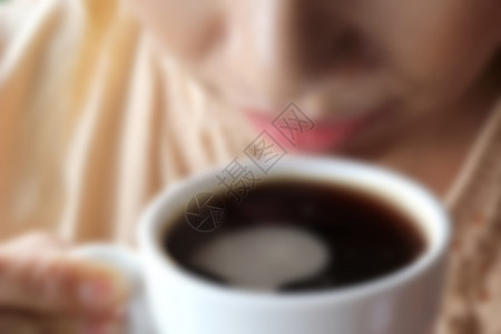 妇女喝热咖啡图片