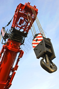 现代的紧贴起吊钻机和世界最大移动起重机的远光臂一部分手吊装背景图片