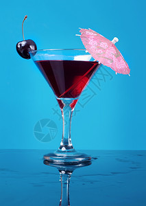 冰鸡尾酒加樱桃特端孤立于蓝背景热带酒精图片