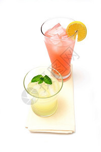 两杯柠檬水一粉红色另黄加片柠檬和枝薄荷叶柠檬冰粉色的一种图片