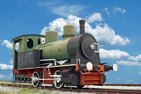 车辆旅行经典的具有美丽天空背景的旧蒸汽发动机车列图片