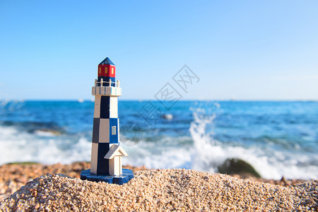 西班牙语假期海面滩上的微型轻光房屋在海面前的滩上玩具图片