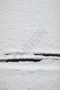 车的挡风玻璃被雪覆盖只是擦拭器可见的雨刮季节图片