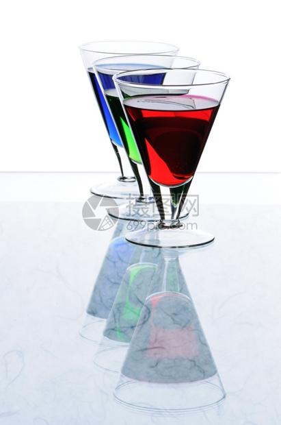 绿色优雅喝三个透明的杯子配有多色饮料图片