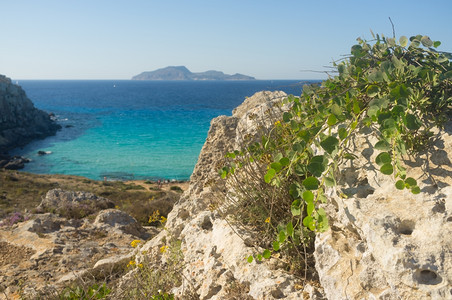 假期法维尼亚纳岛靠近西里的美丽野外海岸水明信片图片