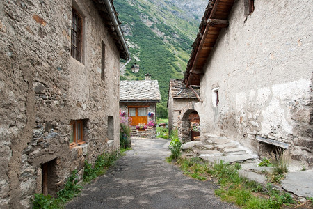 山间的院子和道路图片