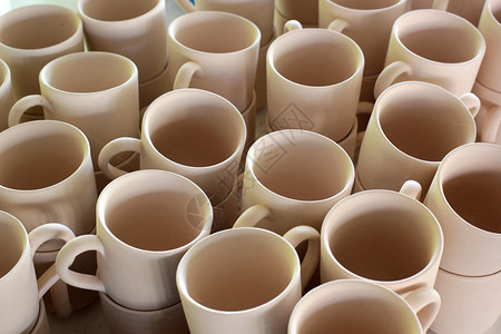陶器瓷车间正在生产中的陶瓷杯过程手工高清图片