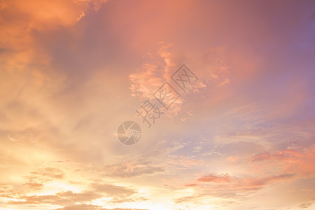 蓝色的红夕阳明亮日落颜色美丽的天空地平线背景图片