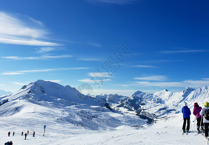 雪山和爬山的人们图片